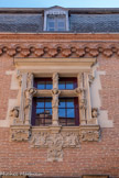 <center>Hôtel du Vieux-Raisin.</center>Aile de droite. À l'étage, le sculpteur a représenté des figures en atlantes comme crispées par l'effort, peinant sous le poids de l'entablement des baies qu'elles soutiennent.