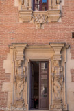 <center>Hôtel du Vieux-Raisin.</center>Aile de droite. Au rez-de-chaussée, des figures hybrides aux pattes de lion sont d'une exceptionnelle diversité et d'un grand réalisme anatomique et psychologique.