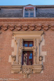 <center>Hôtel du Vieux-Raisin.</center>Aile de droite. Sous les fenêtres, des motifs de cuirs découpés évoquent les décors de la Galerie François Ier du château de Fontainebleau ou encore des œuvres de Cellini ou de Michel-Ange.