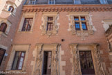 <center>Hôtel du Vieux-Raisin.</center>Aile de droite. Quelques fenêtres de l'étage pourraient être de Nicolas Bachelier (commanditaire Jean de Burnet), celles du rez-de-chaussée seraient de la fin du XVIe siècle, quand Pierre de Lancrau était propriétaire. À l'étage, le sculpteur a représenté des figures en atlantes comme crispées par l'effort, peinant sous le poids de l'entablement des baies qu'elles soutiennent. Au rez-de-chaussée, des figures hybrides aux pattes de lion sont d'une exceptionnelle diversité et d'un grand réalisme anatomique et psychologique. A gauche, deux fenêtres de style Première Renaissance.