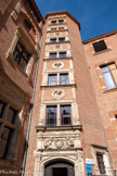 <center>Hôtel du Vieux-Raisin.</center>La grande tour est décorée de bustes en médaillon. L'évêque Pierre de Lancrau, propriétaire de 1580 à 1591, fait surélever la grande tour d'escalier et orner la cour de plusieurs spectaculaires fenêtres à atlantes.