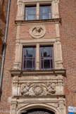 <center>Hôtel du Vieux-Raisin.</center>La grande tour. Devise en latin au-dessus de la porte de la tour : VIVITUR INGENIO CETERA MORTIS ERUNT (