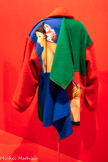 <center>Musée des Abattoirs</center>Trésor caché
Automne-Hiver 1992-1993
Veste modulable par les bas-volets, laine et toile de coton peintes à la main. Francisco Capelo Collection / MUDE - Museu Design, Lisbonne