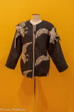 <center>Musée des Abattoirs</center>Goélands
Automne-Hiver 1980-1981
Jean-Charles de Castelbajac pour Ko and Co Manteau coupé dans des couvertures de Jansen en laine, tissage à motifs de goélands Collection privée
