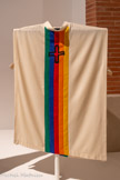 <center>Musée des Abattoirs</center>Chasuble des évêques pour les Journées Mondiales de la Jeunesse
Août 1997
Drap de laine, bandes de couleurs et croix floquées Archives Jean-Charles de Castelbajac.
