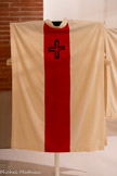 <center>Musée des Abattoirs</center>Chasuble des prêtres pour les Journées Mondiales de la Jeunesse
1997
Drap de laine écru, bande rouge, motif de croix floqué noir Archives Jean-Charles de Castelbajac