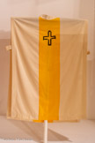 <center>Musée des Abattoirs</center>Chasuble des prêtres pour les Journées Mondiales de la Jeunesse
Août 1997
Drap de laine écru, bande jaune, motif de croix floqué noir Archives Jean-Charles de Castelbajac
