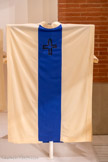 <center>Musée des Abattoirs</center>Chasuble des prêtres pour les Journées Mondiales de la Jeunesse
Août 1997
Drap de laine écru, bande bleue, motif de croix floqué noir Archives Jean-Charles de Castelbajac