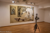 <center>Musée des Abattoirs</center>Jean Le Gac
(1936. France - 2025, Paris!
Story Art (avec fantôme des Beaux-Arts). 1986
Sous-titre : Les fenêtres
Fusain, pastel, caséine, texte et projecteur de cinéma avec selette Donation de M. Daniel Cordier au Centre Pompidou, Musée national d'art moderne/Cci, Paris, dépôt aux Abattoirs, Musée - Frac Occitanie Toulouse