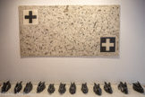 <center>Musée des Abattoirs</center>Joël HUBAUT (France). La Vierge aux lapins sémiotiques. 1988
Encre de Chine sur papier, lapins en papier mâché, poudre de craie Collection les Abattoirs, Musée - Frac Occitanie Toulouse