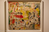 <center>Musée des Abattoirs</center>Mimmo Rotella
(1918. Italie - 2006. Italie)
Ewiva
1958
Affiches lacérées, marouflées sur toile
Collection les Abattoirs. Musée - Frac Occitanie Toulouse. <br>
C'est dans un geste de protestation que Mimmo Rotelta décide d'abandonner la peinture pour réaliser, dès 1953. en parallèle des Nouveaux Réalistes, des décollages- collages d'affiches lacérées.
* Arracher les affiches des murs est la seule compensation, l'unique moyen de protester contre une société qui a perdu le goût du changement et des transformations fabuleuses. Moi, je colle des affiches, puis je les arrache : ainsi naissent des formes nouvelles, imprévisibles.» (MR)
Rotella commence par coller sur une toile des fragments d'affiches trouvées sur les murs de la ville. Ensuite, il préfère décoller plus largement l'affiche afin de poursuivre son geste de lacération à l'atelier et travailler à une meilleure composition. L'envers de l'affiche apporte ses nuances blanches. Après sa rencontre avec le critique d'art Pierre Restany, il adhère au Nouveau réalisme en 1961 (sans l'intégrer) et en 1963 participe au courant du Mec Art.
Ewiva - Hourra! en italien - exulte encore d'une abstraction stratifiée où seuls quelques noms transparaissent. Bientôt l'artiste accentue les éléments figuratifs en privilégiant les affiches de cinéma. Sa théâtralisation érotique d'icônes le distingue des affichistes français qui jouent davantage sur les effets du hasard.
