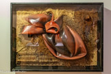 <center>Musée des Abattoirs</center>Horst Egon Kalinowski
(1924, Allemagne - 2013, Allemagne)
Le Roi des calmars, 24 juin 1958
Chambre à air, fragments de vannerie, perles, fibres, sable sous verre Donation de M. Daniel Cordier au Centre Pompidou, Musée national d'art moderne/Cci, Paris, dépôt aux Abattoirs, Musée - Frac Occitanie Toulouse