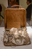<center>Musée des Abattoirs</center>Marcel Broodthaers
(1924. Belgique - 1976. RFA)
Machine à poèmes. 18 novembre 1965-17 août 1968
Lettre rnanuscrite sous verre, coton mêlé, verres brisés et entiers, plaque de protection et housse de machine à écrire Collection les Abattoirs. Musée - Frac Occitanie. Toulouse