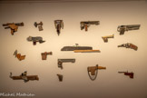 <center>Musée des Abattoirs</center>Daniel Dezeuze
(1942, France)
Armes, 1988
Bois, métal, plastique Collection les Abattoirs, Musée Frac Occitanie Toiulouse.