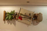 <center>Musée des Abattoirs</center>Daniel Spoerri
(1930, Royaume de Roumanie - 2024, Autriche)
Chaîne génétique du marché aux puces
2000
Objets divers de récupération, taxidermie, panneaux de bois Collection les Abattoirs, Musée - Frac Occitanie Toulouse. <br>
Daniel Spoerri, né en Roumanie, réfugié en Suisse après la mort de son père pendant la Seconde Guerre mondiale, se consacre d’abord à la poésie et à la danse, avant de s'établir à Paris. Dès 1959, il fonde les éditions MAT, déjouant par la production de multiples d'artistes la notion d'œuvre originale. En 1960, il signe la déclaration de 