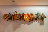 <center>Musée des Abattoirs</center>Daniel Spoerri
(1930, Royaume de Roumanie - 2024, Autriche)
Chaîne génétique du marché aux puces
2000
Objets divers de récupération, taxidermie, panneaux de bois Collection les Abattoirs, Musée - Frac Occitanie Toulouse. <br> Daniel Spoerri fixe ici les étals d'un marché aux puces en une sorte de généalogie humaniste. Il collecte des objets de toutes provenances, lointaines et proches, de curiosités ou pas, entre banalité du quotidien, magie et sacré. Ce panoramique 