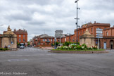 <center>Place Saint-Cyprien</center>À partir du 13e siècle, le faubourg Saint-Cyprien est ceint d'un rempart. Démoli en partie à la fin du 18e siècle, on édifie alors un mur d'octroi et des accès pour contrôler les marchandises entrant dans la ville et percevoir l'impôt municipal. C'est alors que la porte et de nombreux aménagements métamorphosent le quartier Saint-Cyprien.
À l’extrémité de la nouvelle Grande Rue Saint-Cyprien, une porte est construite entre deux places: une intérieure aménagée par la ville de Toulouse et une extérieure par les États du Languedoc. Les lices, le long des remparts, sont transformées en allées bordées de platanes : les allées de Garonne (Charles-de-Fitte).
La porte Saint-Cyprien est destinée à magnifier l'entrée de la ville avec deux imposants piliers, réunis à l'origine par une magnifique grille en fer forgé, emportée par l’inondation de 1875.