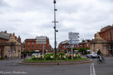 <center>Place Saint-Cyprien</center>C’est au prélat Etienne-Charles de Loménie de Brienne, fait archevêque de Toulouse en 1763, que l’on doit la création de cette place.
La place Saint-Cyprien, autrefois dénommée place Loménie-Brienne en l’honneur du prélat, fait partie d’un programme d’embellissement du quartier Saint-Cyprien mené par l’ingénieur Joseph-Marie de Saget à la fin du XVIIIe siècle. Les travaux de 1775 voient la destruction des remparts et le percement des allées. Ceci permet d’accéder à la place par une porte nouvellement édifiée.
Aujourd’hui la grille qui fermait la porte entre les deux imposants piliers à refends a disparu, emportée par la grande inondation de 1875. Mais on peut toujours admirer les deux statues du sculpteur François Lucas surmontant les piliers. A gauche l’allégorie de Toulouse porte un motif de remparts crénelés, à droite, l’allégorie du Languedoc arbore quant à elle une couronne royale. La place intérieure est aménagée dans le style classique sur les plans de l'ingénieur Joseph-Marie de Saget. De chaque côté, de nobles immeubles à arcatures de brique dotés de grandes fenêtres rectangulaires se succèdent dans un bel ordonnancement, malheureusement inachevé car la Révolution a interrompu les travaux.