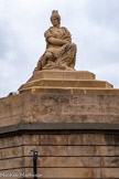 <center>Place Saint-Cyprien</center>L’allégorie de Toulouse porte un motif de remparts crénelé