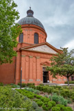 <center>La chapelle de La Grave</center>L'existence d'un hospice Sainte-Marie de la Grave est attestée dès la toute fin du XIIe dans une ordonnance du comte Raymond VI de Toulouse. Accueillant les pauvres et les nécessiteux, il s'installe sur la grava, terme désignant la grève en occitan, près de la Garonne dans le quartier Saint-Cyprien. L'emplacement de l'hospice, à l'extérieur des murs de la ville, montre la volonté d'isoler ses pensionnaires du reste du territoire urbain. En 1508, il est placé sous le vocable de Saint-Sébastien-des-Pestiférés. Traditionnellement, les fidèles s'en remettaient à ce saint pour se prémunir des maladies, particulièrement de la peste. En 1516, la Tour Taillefer qui se trouve près du parc du musée est utilisée à l’accueil des pestiférés, des mendiants et des épileptiques. Au XVIIe siècle, avec la diminution des épidémies de peste, l'hôpital est à nouveau renommé : en 1647, il devient l'Hôpital Général Saint-Joseph de la Grave car Saint-Joseph était le patron des travailleurs et ses attributs sont la pauvreté, la charité et l’humilité. L'objectif est de contrôler la population en y renfermant les marginaux : les pauvres, les mendiants, les insensés ainsi que toutes les personnes de mauvaise vie, comme les prostituées. Le but affiché est de les soigner, de les nourrir et de les instruire, mais aussi de leur inculquer les bonnes valeurs catholiques et de les mettre au travail.
