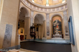 <center>La chapelle de La Grave</center>Le plan centré est également classique : de forme circulaire, de 40 m de diamètre,, il suit le modèle du Panthéon de Rome. Il répond à la nécessité de construire la chapelle entre les bâtiments du carré historique de l'hôpital, afin de permettre aux femmes et aux hommes d'accéder à la chapelle depuis leurs quartiers respectifs.