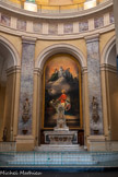 <center>La chapelle de La Grave</center>Le maître-autel et le sanctuaire. La toile représentant la mort de Saint Joseph. A gauche, la statue du Sacré-coeur, à droite, celle de la Vierge couronnée avec l'Enfant.