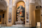 <center>La chapelle de La Grave</center>La chapelle et l'hôpital sont placés sous le patronage de saint Joseph qui est représenté au-dessus de l'autel, sur son lit de mort, au côté de Jésus et Marie. Cette scène est l'image même de la « bonne mort »,  c’est-à-dire de la bonne manière de mourir pour préparer son âme au Paradis selon les catholiques. En tant que charpentier, Joseph est le saint patron des travailleurs et nous rappelle ainsi l'importance du travail au sein de l'hôpital. Trois vertus sont associées à saint Joseph, représentées dans les cieux sous les traits de figures féminines et identifiables par leur posture et leurs attributs. La Pauvreté (paupertas, à gauche) détourne le regard des pièces d'or renversées à ses pieds. La Chasteté (castitas au centre) est vêtue de blanc et tient une fleur de lys en symbole de pureté. Enfin, l'Humilité (humilitas à droite) a laissé la couronne des grandeurs à ses pieds et baisse la tête comme aveu de ses défauts.