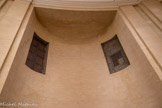<center>La chapelle de La Grave</center>Derrière ces grilles les soeurs pouvaient suivre la messe.