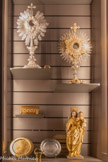 <center>La chapelle de La Grave</center>1. Ostensoir
Fin XIXe siècle
Laiton doré, argent, strass.
Cet ostensoir est l'un des rares à avoir conservé sa lunule, petit récipient destiné à contenir l'hostie exposée dans l'ostensoir. <br> 2. Lunule d’ostensoir.
Non daté. Argent doré, verre.
Cette pièce est intéressante parce qu’elle devait être utilisée comme petite boite de rangement de l'hostie lorsque celle-ci n’était pas exposée sur l'ostensoir. <br> 3. Ostensoir
Entre 1819 et 18380
Argent
Cet ostensoir est richement décoré.. <br> 4. Thabor
Fin XIXe siècle
Cuivre jaune, fil de fer  rapporté
Le thabor ou pupitre d'autel est un petit support en métal ou en bol s destiné à surélever l'ostensoir lors de l'exposition du Saint-Sacrement. <br> 5. Plateau à burettes. XXe siècle. Cuivre jaune, laiton poli.
<br> 6. Petit bénitier et aspersoir.
Fin XIXe siècle – début XXe siècle.
Laiton, fer blanc
 <br>
7. Assiette.
Cette assiette de facture trés simple devait servir aux repas des résidents de l’hôpital. <br> .
8. Statue de Vierge à l’Enfant.