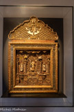 <center>La chapelle de La Grave</center>Tableau-reliquaire avec cadre
Limite XVIIIe - XIXe siècle 80x121x13cm Bois, papier, carton. Ce tableau-reliquaire provient aussi de la communauté des Sœurs de la Charité. Il est en bois doré orné d’un décor de paperolles représentant un retable architecturé et un autel. Une Vierge à l’Enfant orne la niche centrale. Les reliques sont présentes bien que abîmées. Elles sont placées dans les niches latérales.