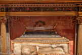 <center>La chapelle de La Grave</center>Tableau-reliquaire à paperolles.
Ce tableau-reliquaire est identique à l’autre présenté à côté. Il contient les reliques de Saint-Théophile, Saint-Félix, Saint-Sévère, Saint-Pie, Sainte- Générosa et Saint-Juste. Limite XVIIIe - XIXe siècle 90x67x23cm Bois, papier, carton.