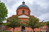 <center>La chapelle de La Grave</center>Aujourd'hui point culminant de l'hôpital de la Grave, le projet du dôme n'est lancé qu'au XVIIIe siècle, lorsque l'archevêque Henri de Nesmond lègue ses biens pour financer l'érection d'une nouvelle chapelle. Elle débute en 1758 selon les plans de l’architecte Jean Nelli, mais est plusieurs fois ralentie par les crues de la Garonne qui endommagent les fondations. À la Révolution française, le chantier est interrompu et n'est repris qu'en 1835 sous la supervision de Louis Delor de Masbou, architecte des hospices. En 1845, les travaux sont enfin terminés, presque un siècle après la pose de la première pierre ! La chapelle est de style néo-classique. On retrouve ainsi sur la façade des pilastres, des chapiteaux doriques et un fronton.