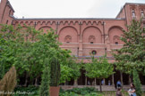 <center>Musée des Augustins</center>Dans son emplacement actuel, à l'intérieur des murs de la cité, le couvent des Augustins de Toulouse fut construit à partir de 1310 après l'autorisation du pape Clément V donnée par un rescrit daté du 28 janvier 1310. La construction de la partie orientale du cloître débute dès l'année 1341. Les trois autres parties ne sont commencées qu'en 1396 par le pierrier Jean Maurin. Puis 90 ans plus tard, en 1396, le cloître est achevé. Le couvent fut consacré le 30 juin 1504. Le couvent héberge jusqu'à deux cents moines aux XIVe et XVe siècles. Mais rapidement, ce nombre diminue, et ils ne sont plus que cent quarante en 1518, soixante en 1649 et trente-et-un en 1680 pour être réduits à quelques-uns au moment de la Révolution.