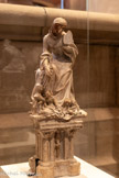 <center>Musée des Augustins</center>Félicie de Fauveau
(Florence, 1799 - Florence, 1886)
Clémence Isaure 1845
Plâtre
Don de l’artiste, 1845. <br>
Cette petite sculpture est une maquette pour un projet de monument à Clémence Isaure. Remis au conseil municipal pour examen en 1845, le projet n'est finalement pas réalisé. Animée d’une profonde religiosité, Félicie de Fauveau réinterprète l’art du Moyen Âge dans nombre de ses œuvres. Elle propose ici une effigie gracieuse et vivante de Clémence Isaure qui s’apprête à accéder au vœu des poètes - les minuscules troubadours accrochés aux plis de sa robe — en créant des jeux poétiques à la gloire de la Vierge : ce seront les Jeux floraux.