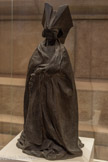 <center>Musée des Augustins</center>Léo Laporte-Blairsy
(Toulouse, 1865—Pans, 1923)
Clémence \saure
1903
Bronze (foncteur : C. Valsuani)
Don du baron Alphonse de Rothschild, 1903
Léo Laporte-Blairsy livre ici une image modernisée de Clémence Isaure, drapée dans une robe simple et fluide, coiffée d’un hennin spectaculaire de forme géométrique.
C’est une seconde version de cette sculpture qu’il installe au sommet de la fontaine érigée en l’honneur de Clémence Isaure place de la Concorde à Toulouse.
L’artiste prend plus de libertés encore avec le mythe et, devant les nombreuses critiques exprimées par les Toulousains attachés à une image plus traditionnelle de la jeune femme, la fontaine est rebaptisée « Aux jeux floraux » ou « La Poésie romane ».