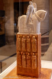 <center>Musée des Augustins</center>Chartes Marte Louis dit Carlo Sarrabezolles
(Toulouse, 1888 - Paris, 1971).
Projet pour le Monument à Raymond IV, comte de Toulouse.
Vers 1940.
Plâtre.
Achat avec l’aide du Fonds régional d’acquisition pour les musées Midi-Pyrénées, 2010. <br>
Originaire de Toulouse, Carlo Sarrabezolles compte parmi les grands sculpteurs monumentaux du 20e siècle ; il participe notamment à de nombreux décors architecturaux en France et à l’étranger durant l’entre-deux-guerres. Spécialisé dans les très grands formats, l’artiste donne à ce projet — qui ne sera jamais réalisé — une monumentalité au service de son héros : figure emblématique de l’histoire toulousaine et de la Chrétienté, Raymond IV est sans doute une référence évocatrice en ces temps troublés de l’Occupation.