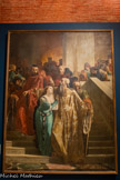 <center>Musée des Augustins</center>Louis Duveau
(Saint-Malo, 1818 - Paris, 1867)
L’Abdication du doge Foscari
1850
Huile sur toile
Dépôt de l’État, 18511 transfert de propriété de l’État à la Ville de Toulouse, 2004. <br>
Élève de Léon Cogniet à l’École des beaux-arts, Louis Duveau puise son sujet dans l’histoire de Venise au 15e siècle : poussé par son rival le sénateur Loredan, le doge Foscari est contraint à l’abdication à l’âge de 94 ans.
Toute la composition du tableau repose sur l’effet dramatique produit par la descente des marches du Palais des Doges. Le caractère théâtral de la scène naît aussi de la palette des émotions exprimées : la dignité blessée du doge déchu, la rage contenue de son frère Marc, la douceur confiante de sa belle-fille qui le soutient, l’indifférence ou l’hostilité des observateurs.