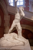 <center>Musée des Augustins</center>Jean-Marie Mengue
(Bagnères-de-Luchon, 1855 – 1949)
Caïn et Abel
1894
Plâtre
Don de l’artiste, 1912. <br>
Dans ce groupe sculpté par l’artiste luchonnais Jean-Marie Mengue, Abel gît par terre tandis que Caïn, le bras levé et le visage partiellement dissimulé, semble prendre la mesure de son crime. La tragique histoire de Caïn et Abel, les deux fils d’Adam et Ève, est fréquemment illustrée par les artistes de la fin du 19e siècle : Abel rejoint la longue liste des jeunes hommes morts exposés aux regards dans une sensuelle vulnérabilité. Couronnée d'un prix au Salon de 1896, la version en marbre est déposée par l’Étal à Luchon.
