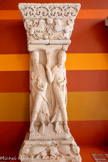 <center>Musée des Augustins</center>Tailloir orné de rinceaux fleuris imbriqués. Saint Paul et Saint Pierre. Base ornée de monstres.
12e siècle. Calcaire Toulouse, portail de la salle capitulaire de la cathédrale Saint-Étienne