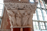 <center>Musée des Augustins</center>Tailloir avec une frise de grecques sortant d'une gueule de lion. La parabole des vierges sages et des vierges folles. Chapiteau de colonnes jumelles. Calcaire. <br>
Cette parabole est tirée de l'Évangiles de saint Matthieu. Dix vierges munies de lampes pour la nuit attendent la venue de l'Époux. Cinq d'entre elles, les vierges folles, n'ont pas pris assez d'huile pour leurs lampes. Pendant qu'elles partent en chercher, l'Époux apparaît. Il ouvre la porte de la chambre, y fait entrer les vierges sages qui ont su être prévoyantes, puis referme la porte. Lorsque les vierges folles reviennent, l’Époux refuse de leur ouvrir.
Cette parabole avait pour but d'exhorter les chrétiens à rester vigilants dans l'attente du Jugement dernier. Les vierges sages représentent ainsi les bons chrétiens et les vierges folles les mauvais. Sur le retour gauche, l'Époux, image du Christ, accompagné de l'Épouse, image de l'Église, accueille les vierges sages au royaume des Cieux. Au revers, les vierges folles inachevées révèlent la manière dont le sculpteur ébauchait son sujet.