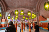 <center>Musée des Augustins</center>JORGE PARDO, UN ARTISTE FACE À LA COLLECTION ROMANE
Jorge Pardo a élaboré un espace unifié, un écrin qui englobe et met en valeur l’ensemble de la collection.
Il a conçu les carreaux du sol, les lampes, la forme arrondie des cimaises et les jeux de perspective des bandes de couleurs. Ces dernières créent une continuité visuelle entre les colonnes des chapiteaux et les cimaises supportant les reliefs. Les perspectives créées diffèrent selon l’entrée choisie par le visiteur. Chacun module et modifie l’œuvre de Pardo en fonction de son propre parcours dans un espace sans cesse réinventé.
L'artiste américain Jorge Pardo, né en 1963 à la Havane, est intervenu dans la salle de sculpture romane des Augustins dans le cadre du Printemps de septembre (festival d’art contemporain de Toulouse), en 2014.