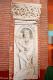<center>Musée des Augustins</center>Frise avec un personnage et des monstres dans des rinceaux.
Le roi David accordant sa harpe.
 «Troisième atelier», vers 1160-1180 (?)
Calcaire.
Toulouse, portail de la salle capitulaire du monastère de La Daurade. <br>
De nouveau, les monstres fabuleux de l’Antiquité sont à l’honneur. Sur la face principale, un centaure (mi-homme, mi-cheval) tire à l’arc sur une harpie (corps d’oiseau avec une tête de femme). Sur les petits côtés, un chasseur est pris entre deux oiseaux monstrueux et un basilic (corps de coq avec une queue de serpent) se mord la queue.
<br>Roi d’Israël, David passait au Moyen Âge pour être l’auteur des Psaumes (un livre de l’Ancien Testament). Il était aussi musicien, d’où sa représentation fréquente avec une harpe.
On considérait à cette époque que la musique était à la fois une science mathématique et une voie vers la sagesse. Roi et musicien, David connaît les lois mathématiques qui régissent le monde créé par Dieu. Il ne joue pas ici, mais il accorde sa harpe pour instaurer l’harmonie.
Le psaume 150 conseille aux fidèles de louer le Seigneur par la musique et la danse. Cependant, c’est le plus souvent en tant qu’ancêtre direct du Christ que le roi David est présent sur les premiers portails gothiques d‘Île-de-France, afin d’exalter son origine royale.