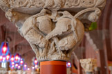 <center>Musée des Augustins</center>Lions se mordant les pattes. Chapiteau de colonne simple . Calcaire.  Toulouse,  la basilique Saint-Sernin, premier quart du XIIIe siècle.