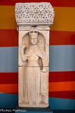 <center>Musée des Augustins</center>Frise avec des fleurons dans des rinceaux. Reine tenant un phylactère.
 « Troisième atelier», vers 1160-1180 (?)
Calcaire.
Toulouse, portail de la salle capitulaire du monastère de La Daurade. <br>
La reine de Saba était fréquemment représentée parmi les statues-colonnes, souvent accompagnée du roi Salomon. Figurés ensemble, ils peuvent être interprétés comme une préfiguration du Christ et de sa fiancée l’Église. Toutefois, la reine de Saba ayant apporté des présents à Salomon, le couple peut aussi faire référence à l’Adoration des mages. Enfin, leur association transmet parfois l’idée d’une mise à l’épreuve de la foi des fidèles, puisque la reine de Saba a testé la sagesse de Salomon par une série d’énigmes.