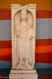 <center>Musée des Augustins</center>Prophète tenant un livre. Base
 « Troisième atelier », vers 1160-1180 (?)
Calcaire
Toulouse, portail de la salle capitulaire du monastère