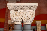 <center>Musée des Augustins</center>Palmettes dans des rinceaux avec des animaux et des personnages dans des médaillons carrés
Tailloir. Calcaire.
Histoire de Job
Chapiteau de colonnes jumelles. Calcaire. <br>Ce chapiteau présente six scènes tirées de l'histoire de Job, personnage légendaire de l’Ancien Testament. Dieu ayant loué les qualités d'intégrité et de piété de Job, Satan le défie et lui propose de mettre la foi de Job à l'épreuve. Toute une série de malheurs s'abat alors sur Job. Les deux premiers médaillons représentent à gauche l'incendie de ses étables et à droite l'anéantissement de ses troupeaux (photo). Sur le côté droit, Satan fart s'écrouler une maison sur ses enfants. Sur l'autre face, Satan accable Job en le frappant de la lèpre. Installé sur un tas de fumier, à demi nu et couvert d'ulcères, Job reçoit la visite de ses trois amis qui se moquent de lui. Dieu finit par le prendre en pitié. Sur le médaillon suivant, il est soigné par un ange et guéri. Sa prospérité lui est rendue. Sur le second côté, sa famille et ses amis consacrent son triomphe. Au Moyen Age, Job était un modèle de piété, celui qui ne doute jamais de Dieu et conserve sa foi intacte malgré les pires épreuves.
Toulouse, monastère de la Daurade. XIIe siècle.