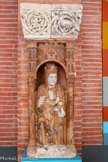 <center>Musée des Augustins</center>Frise avec des rinceaux habités. Calcaire. La Vierge à l'enfant. Marbre
 « Troisième atelier», vers 1160-1180 (?) 
Toulouse, portail de la salle capitulaire du monastère de La Daurade. <br>
Sur les petits côtés, un personnage et un cerf sont pris dans des rinceaux. Sur la face principale, un chasseur tire à l’arc sur un oiseau.
<br>La Vierge assise sur un trône tient l’Enfant Jésus sur ses genoux. Au 12e siècle, le culte de la Vierge était en plein développement. Marie, intercesseur privilégié des fidèles auprès de son fils, le Christ, était presque toujours représentée dans les églises et sur les premiers portails gothiques d’île- de-France (Notre-Dame de Paris, Chartres...).
Le monastère de La Daurade étant dédié à Notre-Dame (la Vierge), il est logique d’y retrouver la Vierge à l’Enfant, à un emplacement certainement privilégié.