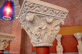 <center>Musée des Augustins</center>Tailloir avec un rinceau d'acanthes.
Calcaire.
La descente du Christ aux enfers.
Chapiteau de colonne simple. Calcaire. <br>
Le Christ descend aux Enfers après sa mort sur la croix et avant sa résurrection. Il y trouve les âmes des Justes de l'Ancienne Loi (la loi juive de l'Ancien Testament) et y terrasse Satan. Il le perce de la croix de la Résurrection et le foule aux pieds, tandis qu’en même temps il délivre Adam et Eve. L'Enfer est figuré derrière eux, à droite. Un démon plonge les damnés dans la fournaise (une marmite sur un feu ! photo) à l'aide d'une fourche.