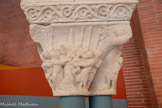 <center>Musée des Augustins</center>Tailloir avec un rinceau
Calcaire.
L'arrestation du Christ
La comparution devant Pilate. La flagellation - la montée au calvaire
Chapiteau de colonnes triples. Calcaire. <br>
Sur ce triple chapiteau très complexe, le sculpteur a placé plusieurs scènes qui s'enchaînent tout autour des corbeilles, plus ou moins unifiées. Sur la face principale. Judas arrive dans le Jardin des Oliviers suivi des soldats venus pour arrêter le Christ. Il leur désigne Jésus en l'embrassant.