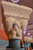 <center>Musée des Augustins</center>Tailloir orne de croisillons dans des cercles imbriques. Calcaire
Oiseaux à têtes de monstres. Chapiteau de colonnes jumelles. Calcaire.
Toulouse, cloître du monastère de la Daurade. 